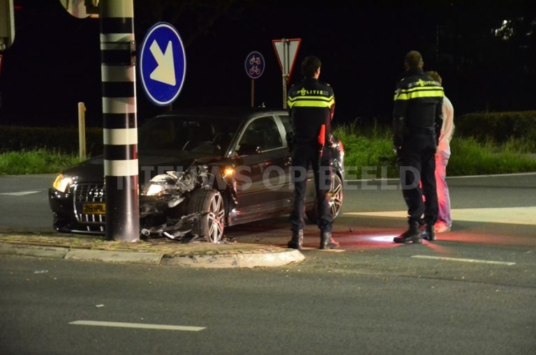 Automobilist botst frontaal op verkeerslicht N228 Haastrecht