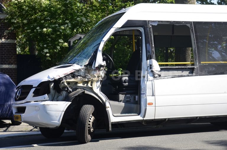 Flinke aanrijding tussen lijnbus en vrachtwagen Provincialeweg – N228 Haastrecht