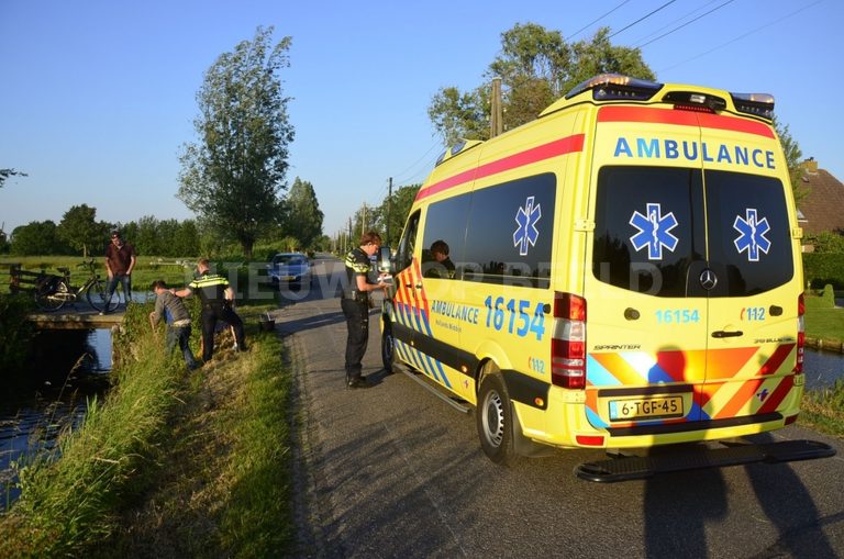 Vrouw met scootmobiel raakt te water langs de Opweg in Schoonhoven