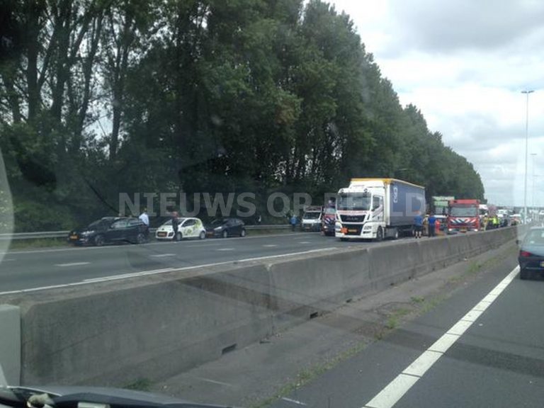 Personenauto klapt achter op trekker met oplegger op A20 bij Rotterdam
