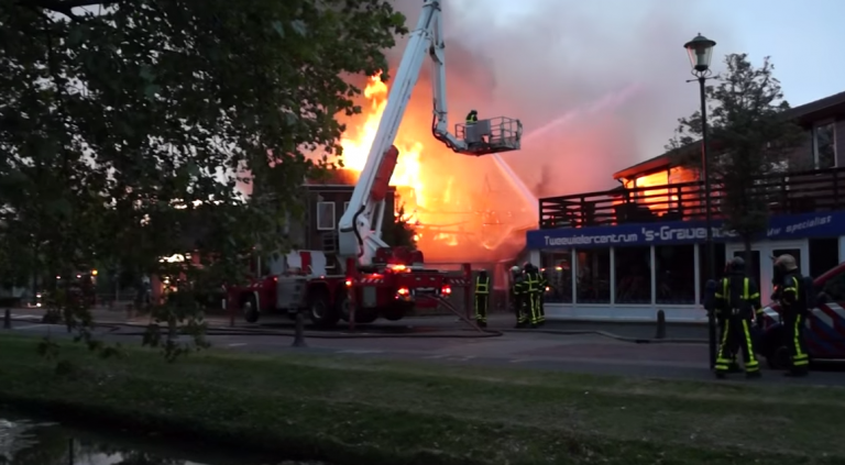 Café de Herberg uitgebrand na grote brand Langestraat ‘s-Gravendeel