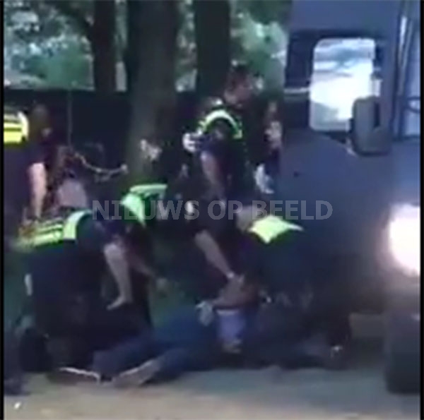 Aangehouden man uit Aruba al onwel voor het politietransport Night At The Park Veluweplein Den Haag (VIDEO)