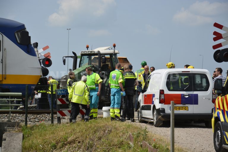Trein ramt tractor tijdens werkzaamheden spoorwegovergang Moordrecht
