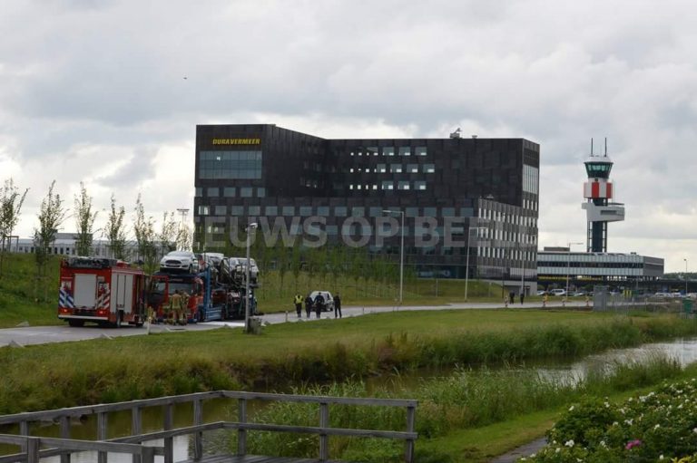 Vrachtwagen lekt vloeistoffen op Vliegveldweg Rotterdam-Airport