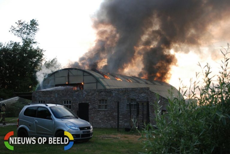 Loods in brand door hennepkwekerij Naterseweg Rockanje