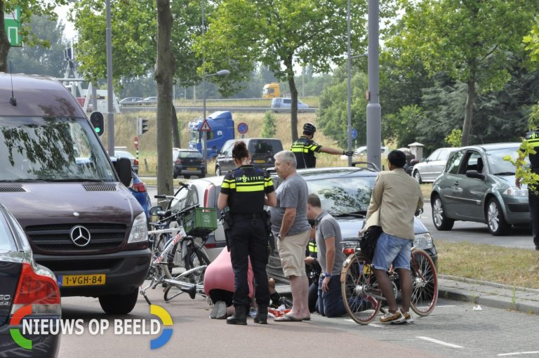 Lichtgewonde na aanrijding tussen fietser en bestelbus Hoofdweg Rotterdam