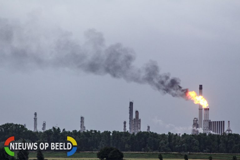 Omwonenden Shell Moerdijk klagen vanwege het affakkelen