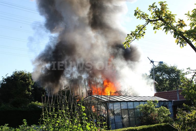 Tuinhuisje brand volledig uit op volkstuinencomplex Joop Vervoornpad Leiden