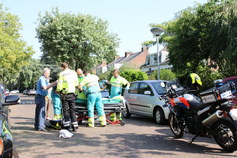 Vrouw gevallen met fiets gewond naar het ziekenhuis De Gijselaarstraat Leiden