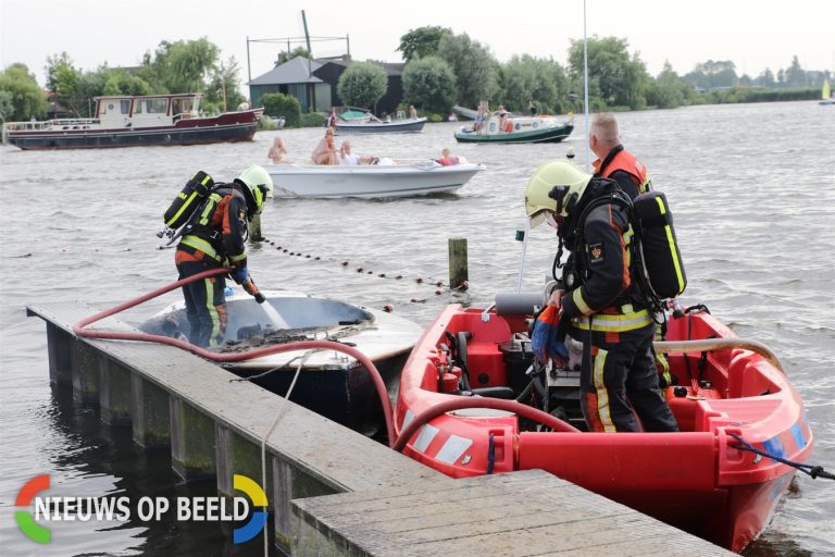 Bootje brand volledig uit aan de Poeldijk Rijpwetering