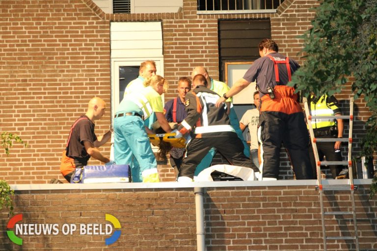 Hulpdiensten rukken uit voor man die van dakterras op schuur valt  Elzekrulzoom Alphen aan den Rijn