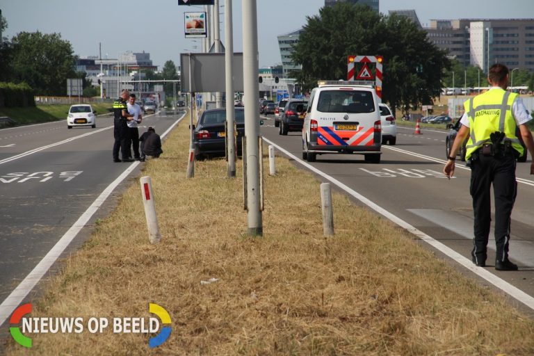 Lichtmast geraakt bij aanrijding Abraham Rijckevorselweg Capelle aan den IJssel