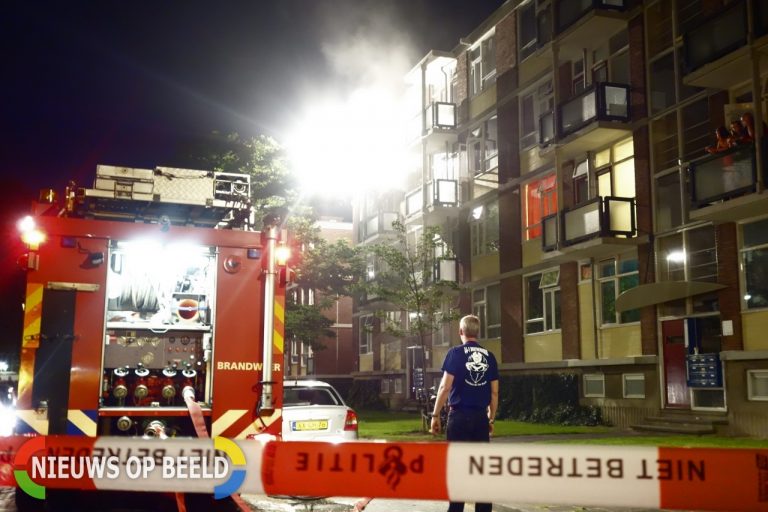 Brandweer redt bewoners uit woningen na felle brand in portiek Menenkamp Rotterdam