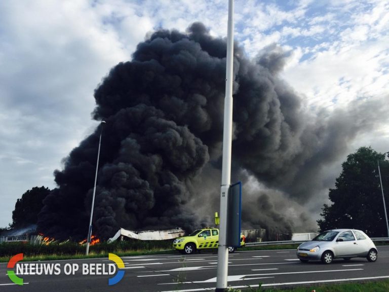 Zeer grote uitslaande brand in loods met tuinmeubelen langs A58/A65 Koningshoeven Tilburg