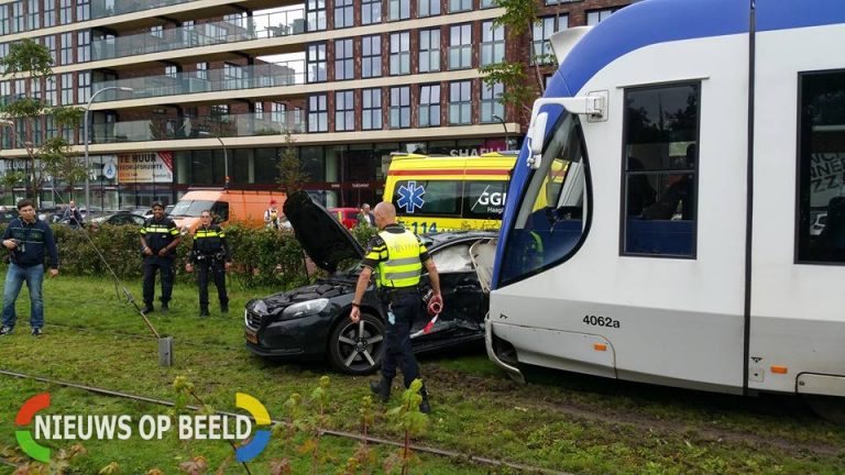 Flinke schade na ongeval tussen tram met auto Ypenburgse Stationsweg Den Haag