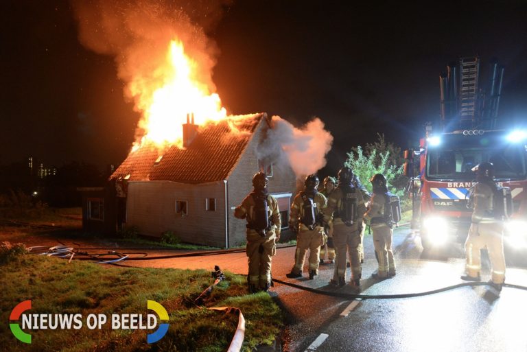 Uitslaande brand in boerderij Bergse Linker Rottekade Rotterdam
