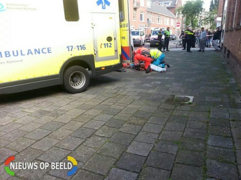 Man (18) valt naast voetganger op straat, voetganger loopt door Eksterstraat Rotterdam