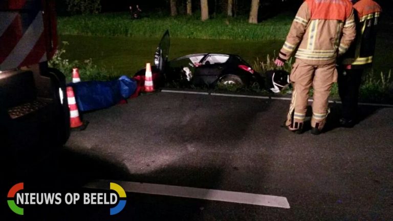 Gewonde nadat auto half te water raakt Abram van Rijckevorselweg N219 Capelle aan den IJssel