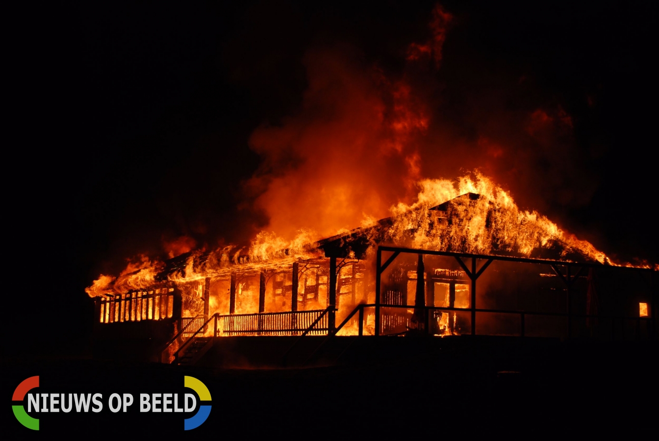 Lagere school mineraal Buitenboordmotor Grote brand strandtent Hellevoetsluis - Nieuws op Beeld
