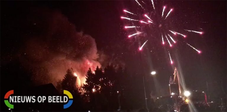 Vuurwerk explodeert bij grote brand in woning Oude Voskuilersteeg Wezep (video)