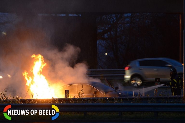 BMW vliegt spontaan in brand op snelweg A16 bij Zwijndrecht