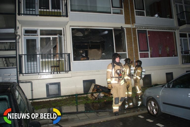 Woningen ontruimd na felle brand in portiekwoning Loeffstraat Schiedam