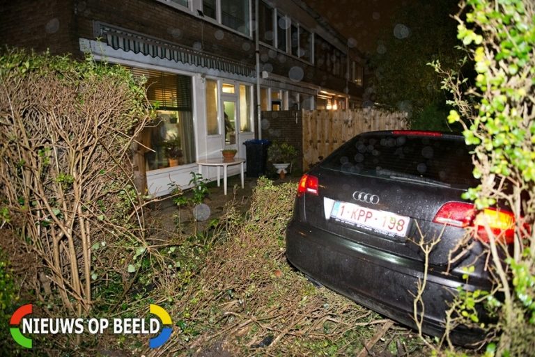 Belg rijdt door struiken en komt tot stilstand in tuin Plantageweg Zwijndrecht
