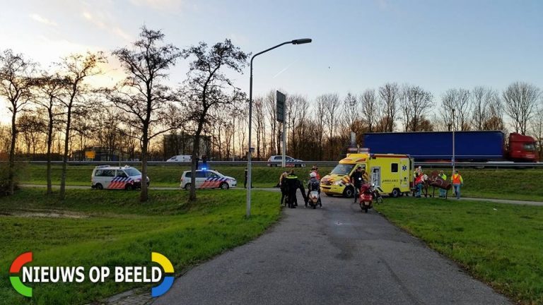 Scooterrijder zwaargewond na aanrijding met fietser langs N3 Dordrecht