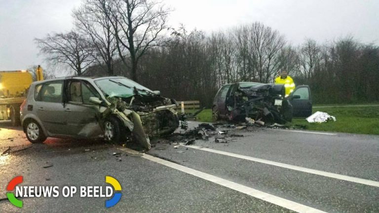 Ravage en twee gewonden na frontale aanrijding N217 Puttershoek