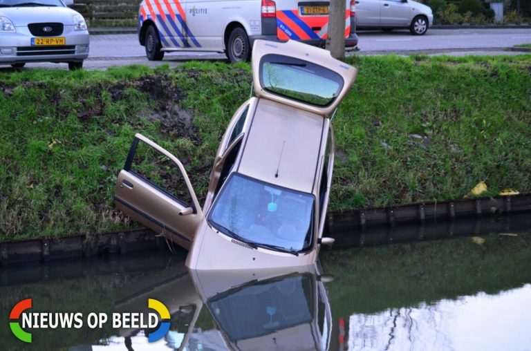 Auto beland in sloot na fout met parkeren Groeneweg Bergschenhoek