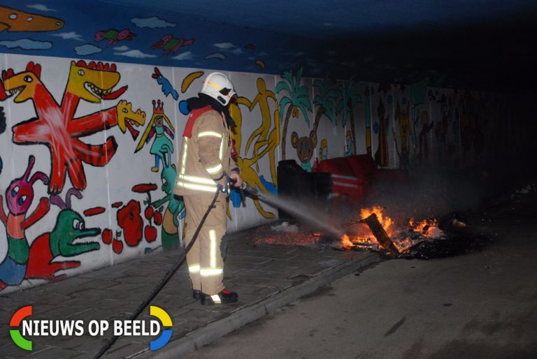 Bankstel in brand in fietserstunnel bij Asmusstraat Hellevoetsluis