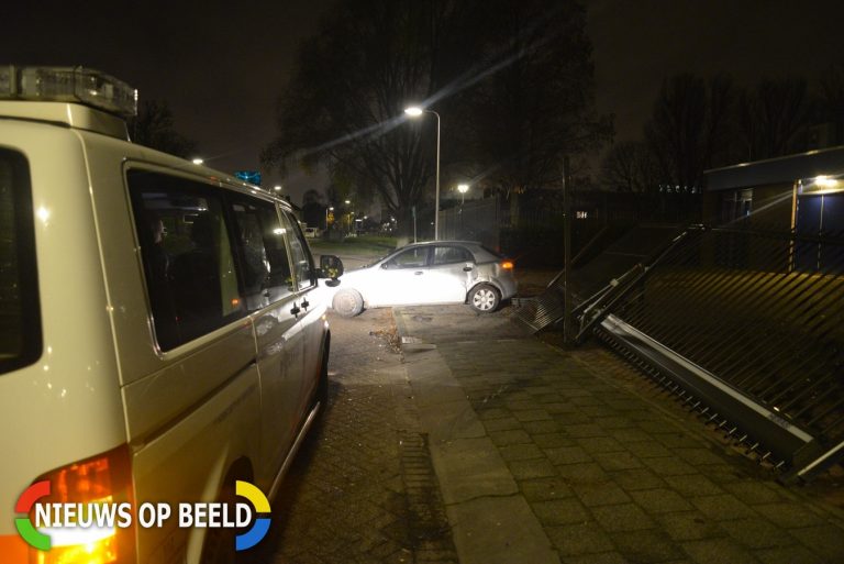 Automobilist crasht tegen hekwerk na mogelijke achtervolging Paulus Potterlaan / Reigerlaan Capelle aan den IJssel