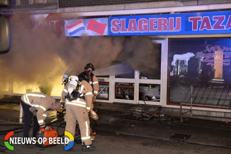 Felle brand verwoest slagerij, hulpverleners bekogeld met zwaar vuurwerk Goudse Rijweg Rotterdam (VIDEO)