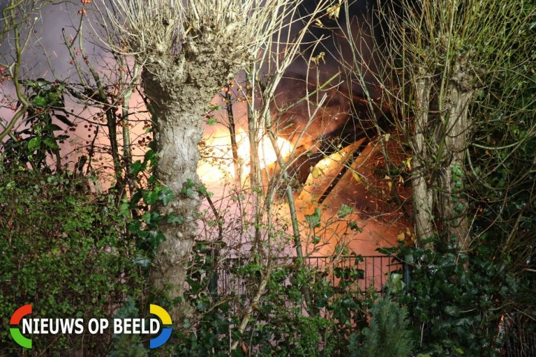 Tuinhuisje achter woning brand volledig uit Oosteinde Warmond