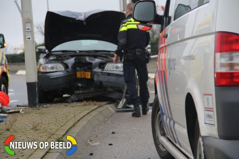 Auto rijdt tegen paal Ketensedijk afrit Algerabrug Capelle