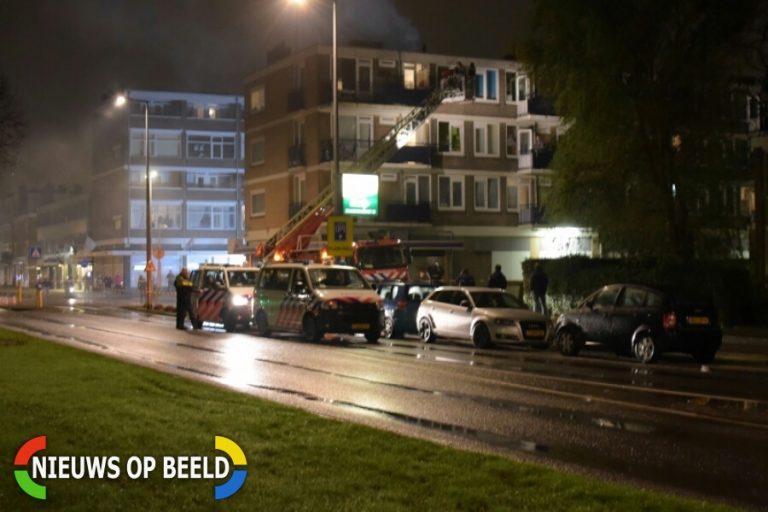 Brandweer redt meerdere bewoners van balkons na felle woningbrand Krabbendijkestraat Rotterdam