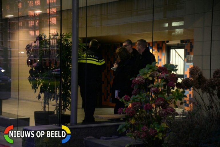 Man zwaargewond op straat met mes in borst Berninistraat Rotterdam