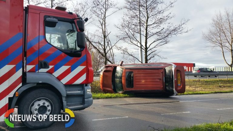 Auto van de weg, inzittenden ongedeerd Schieveensedijk Rotterdam