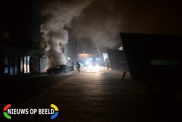Auto in brand tegen gevel Cairostraat Rotterdam