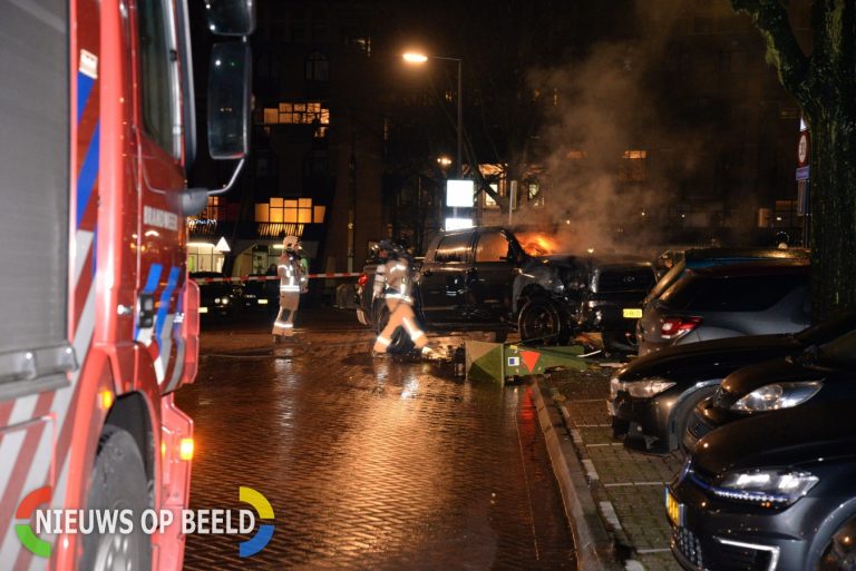 Pick-up in brand na botsing tegen elektriciteitskast Oppert Rotterdam (video)