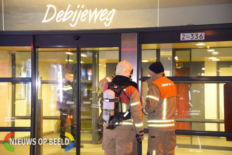 Twee gewonden na brand op balkon van flatwoning Debijeweg Rotterdam (Video)