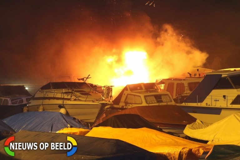 Twee boten branden volledig uit tijdens oud en nieuw Boomgaardlaan Leiderdorp (video)