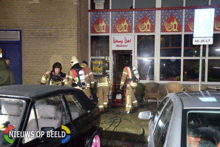 Afzuigkap vliegt in brand in grillrestaurant Al Fanos Rietdekkerweg Rotterdam (video)