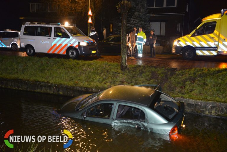 Dronken automobilist raakt met auto te water, twee gewonden Bermweg Capelle aan den IJssel