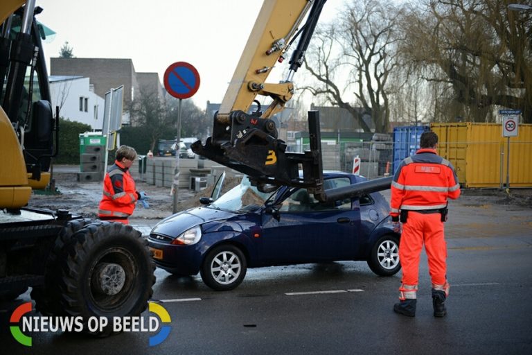 Man zwaargewond nadat kraan auto doorboord Officiersvliet Zwijndrecht
