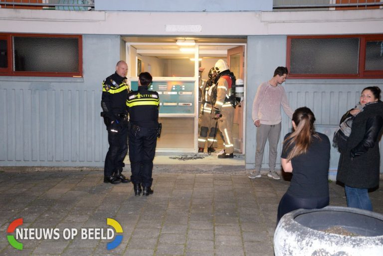 Rook van in brand gestoken papier trekt portiek in Valkenhof Capelle aan den IJssel