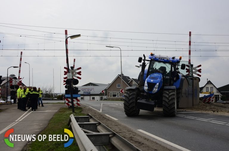 Tractor midden op de spoorwegovergang gekanteld Bredeweg N456 Zevenhuizen (VIDEO)