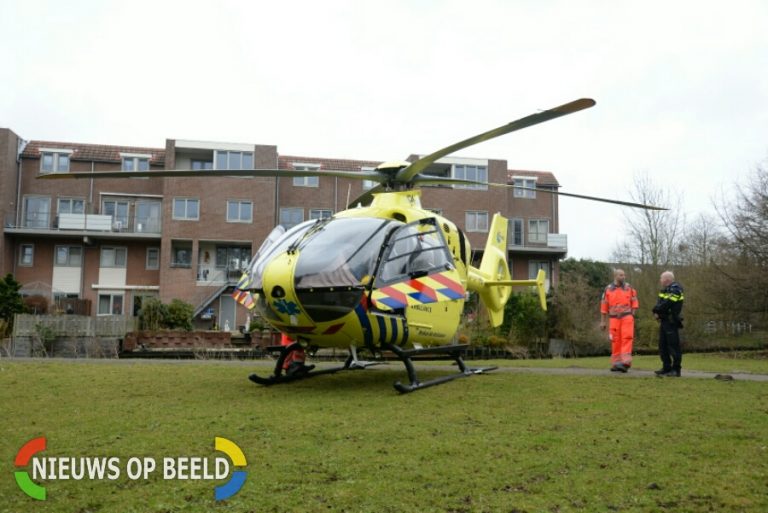 Traumahelikopter en politie assisteren bij medische noodsituatie in een woning Klepperdans Capelle aan den IJssel