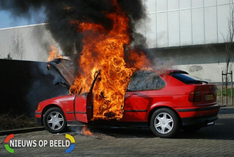 Auto brand volledig uit Opzoomerlaan Hellevoetsluis