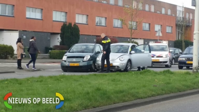 Kleine aanrijding met file tot gevolg Jacques Dutilhweg Rotterdam